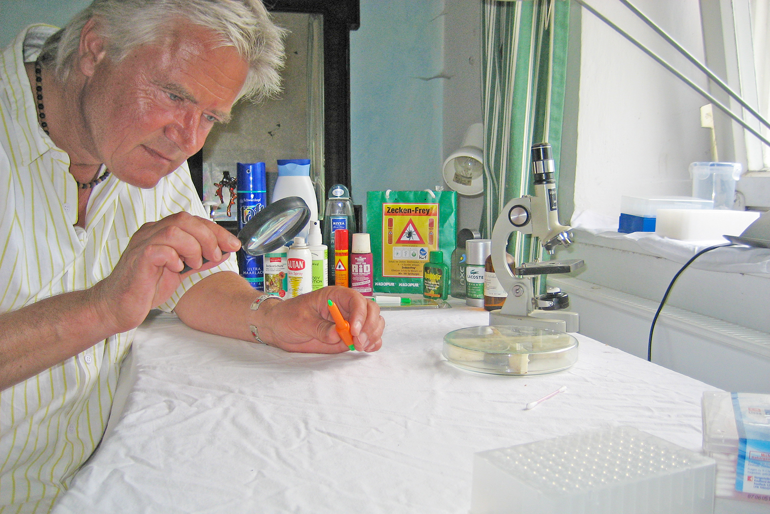 Werner Johansson untersucht eine Zecke im Labor